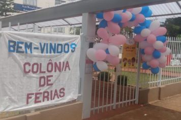 EQUIPE DA SMEC, PROFESSORES, MONITORES E SERVENTES RECEPCIONAM OS ALUNOS NA COLÔNIA DE FÉRIAS