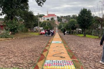 CONFECÇÃO DE TAPETES PARA A FESTA DE CORPUS CHRISTI