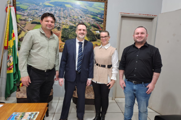 VISITA DO JUIZ DE DIREITO DR. MARCELO BALICKI AO GABINETE DO PREFEITO