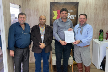 ASSINATURA DE CONVÊNIO COM O SECRETÁRIO DE TURISMO SR. RONALDO SANTINI