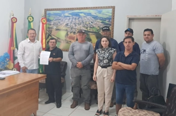 SERVIDORES VISITAM O PREFEITO EM EXERCÍCIO
