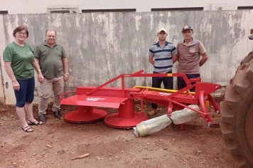 ENTREGA DE EQUIPAMENTO: SEGADEIRA AGRÍCOLA