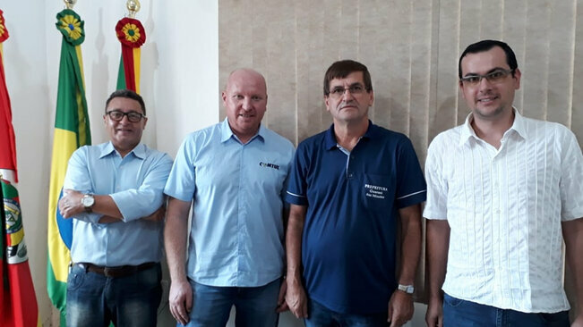 Prefeito Jerônimo recebe equipe da COMTUL