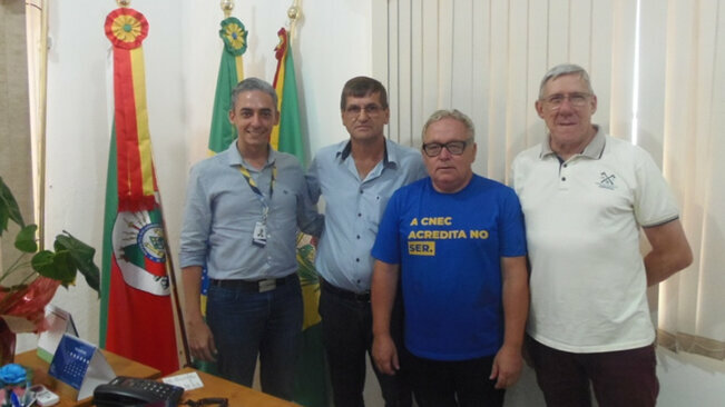Prefeito se reúne com representantes da CNEC