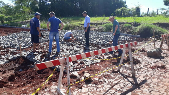 Seguem as obras do calçamento da Av. São Miguel em direção à Linha Dr. Pinto (BR 392)