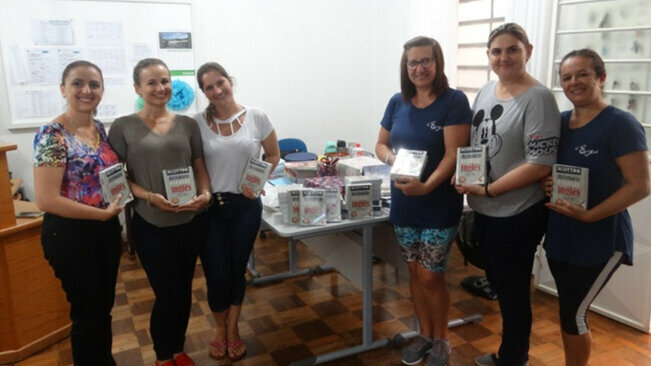 SMEC realiza entrega de dicionários de Língua Inglesa à Escola São José