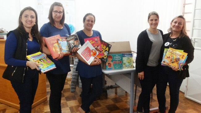 SMEC realiza entrega de livros literários para a Escola São José