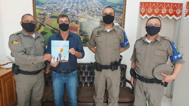 Entrega da Revista Comemorativa ao Aniversário do CRPO Missões e suas Unidades