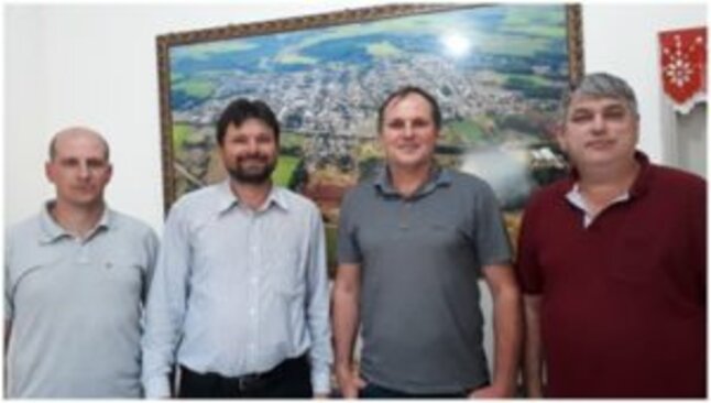 Prefeito recebe representante da CAMERA