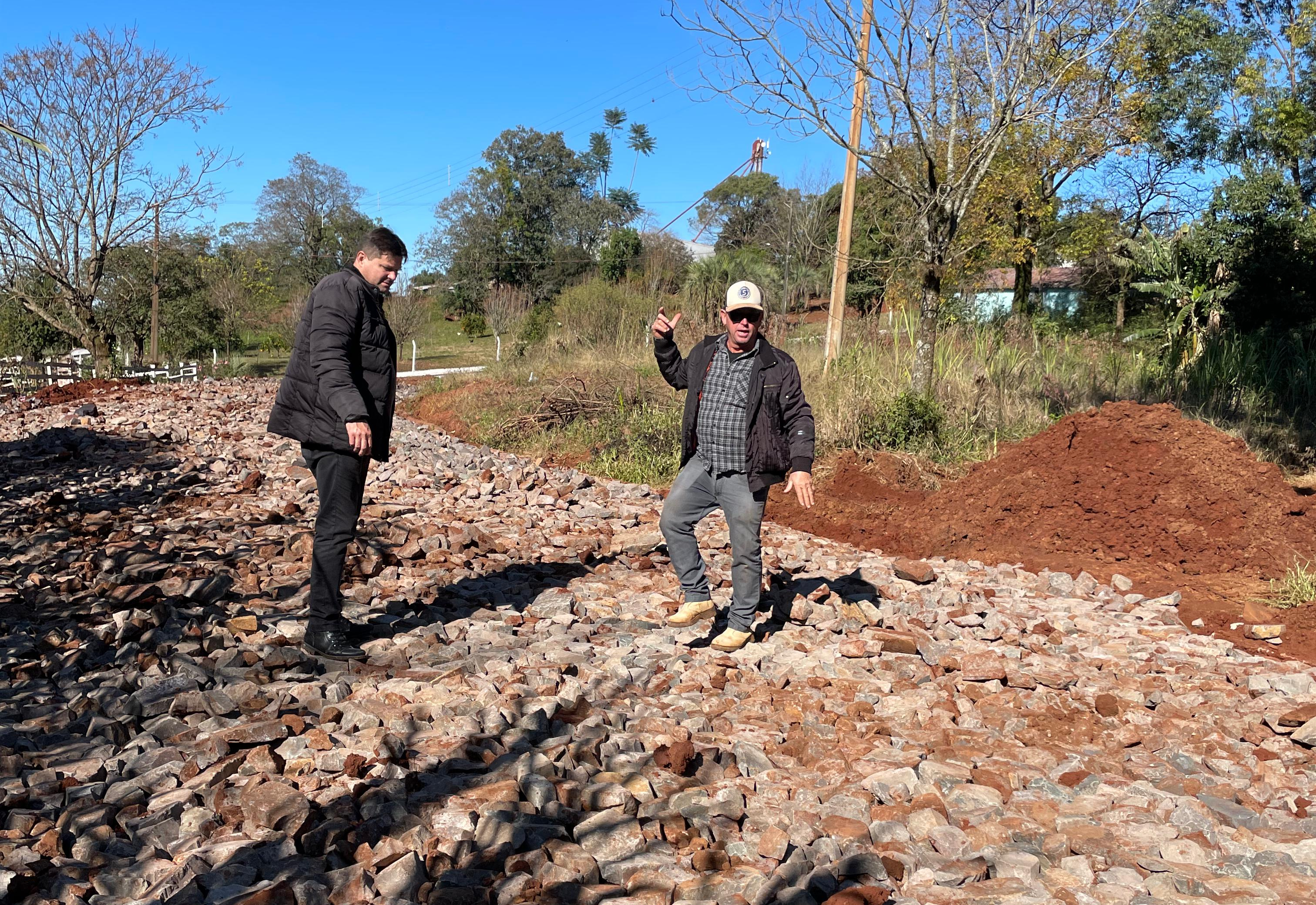 PAVIMENTAÇÃO COM PEDRAS IRREGULARES DE BASALTO NO INTERIOR DO MUNICÍPIO