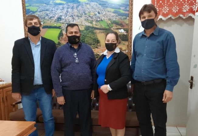 Visita do Pastor Everaldo de Oliveira Moreira e sua esposa Salete Martins de Oliveira ao Gabinete do Prefeito