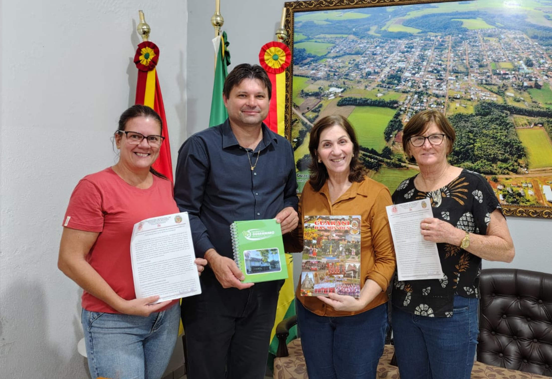 ASSINATURA CONVÊNIO ENTRE A PREFEITURA MUNICIPAL E O CPM DA ESCOLA ESTADUAL GUARAMANO