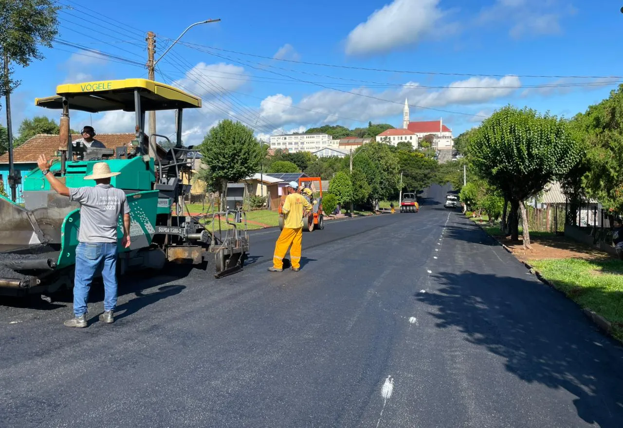 PROSSEGUEM AS OBRAS NO MUNICÍPIO