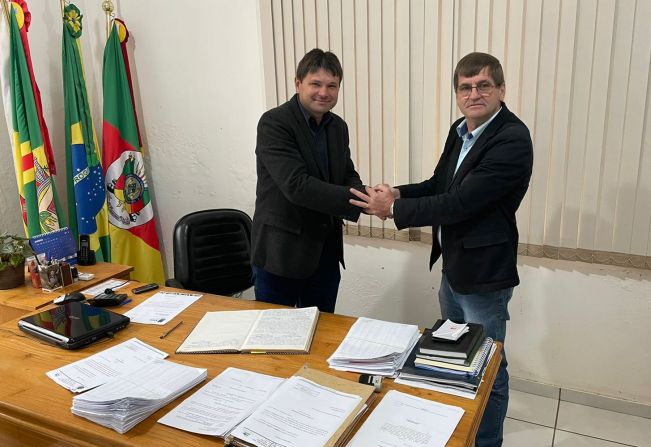 VICE-PREFEITO LEANDRO WASTOWSKI ASSUME O GABINETE