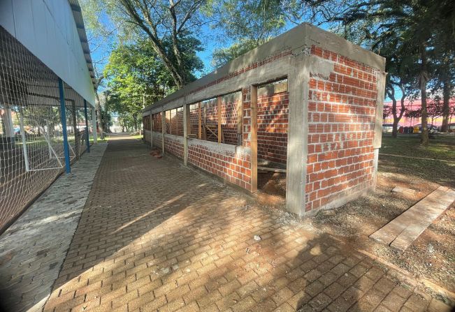 PROSSEGUE OBRA DE ESPAÇO PARA COMERCIALIZAÇÃO DE PRODUTOS DA AGRICULTURA E INDÚSTRIA FAMILIAR
