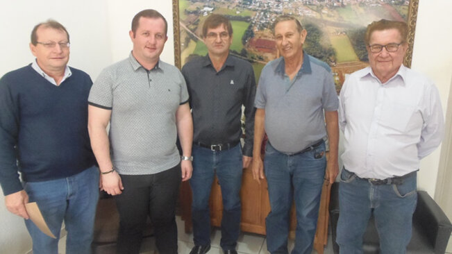Paroquianos visitam o Prefeito Municipal