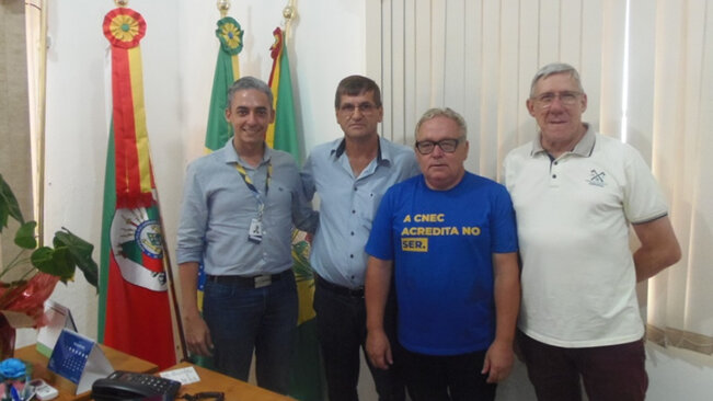 Prefeito se reúne com representantes da CNEC