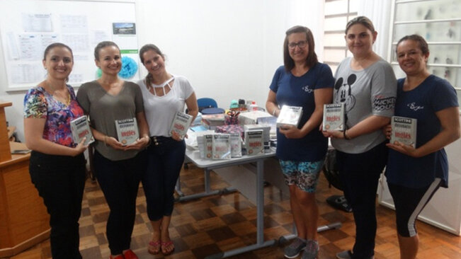SMEC realiza entrega de dicionários de Língua Inglesa à Escola São José