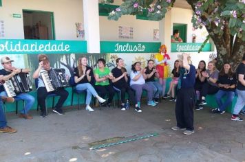 VISITA DOS ALUNOS E PROFESSORES DA ESCOLA GUARAMANO